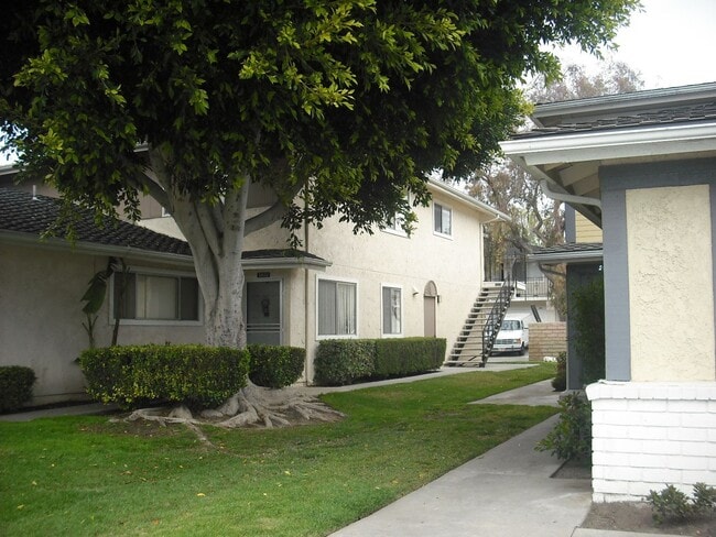 Building Photo - Move Right In - Nicely upgraded single story condo