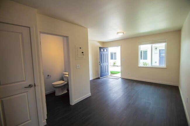 Building Photo - S St 7 plex