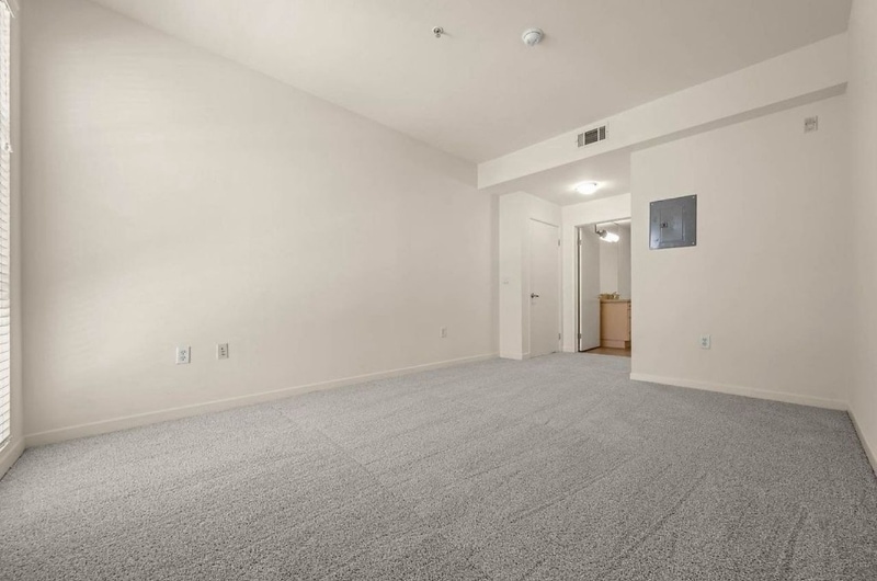 Building Photo - 5251 Vineland Ave