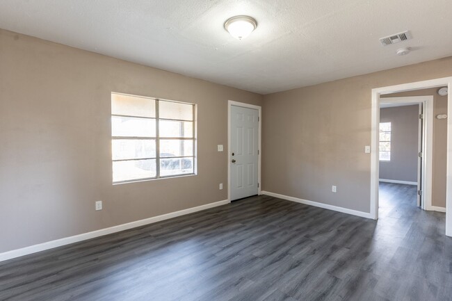 Building Photo - Beautiful 3 bed 1 bath!