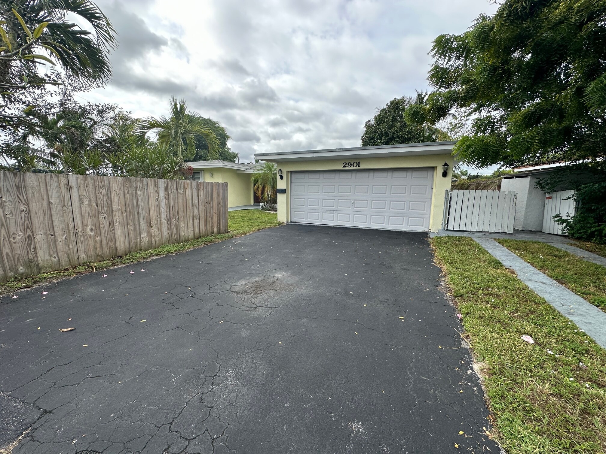 Building Photo - 2901 NW 9th Ter