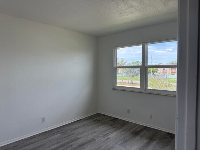 Building Photo - 1536 SE Royal Green Cir