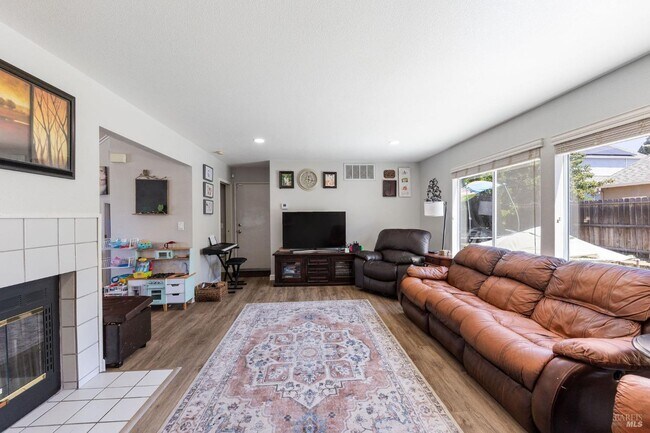 Building Photo - 907 Shadywood Cir