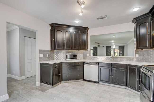 Building Photo - 1105 Maplewood Dr