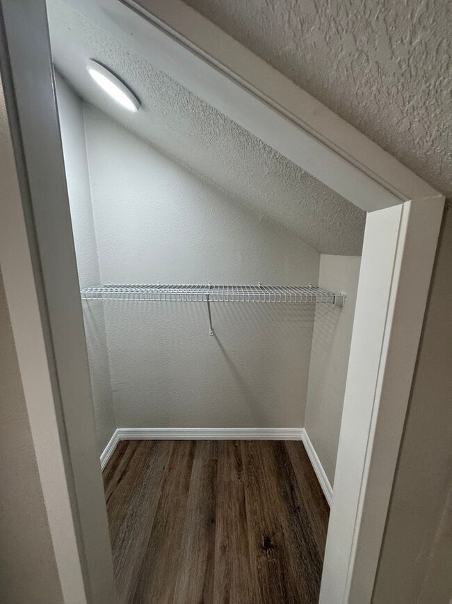Building Photo - Renovated 2 bedroom, 2 bathroom duplex in ...