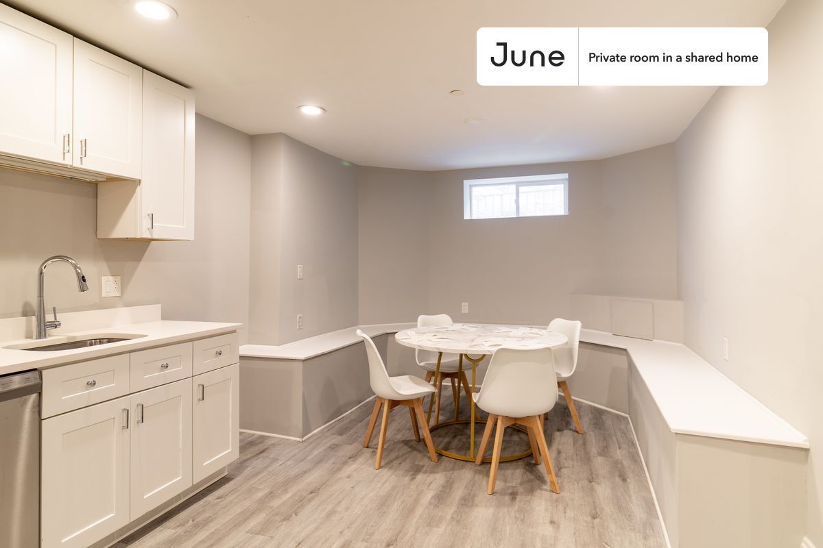 Building Photo - Private bedroom in 4 bed/2 bath Home