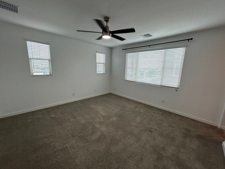 Building Photo - 2521 E Athena Ave