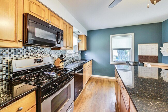 Building Photo - 1304 N Mitchell Ave