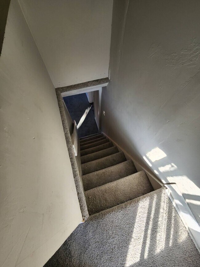 Building Photo - Charming 4-Bedroom Property in Prime Location