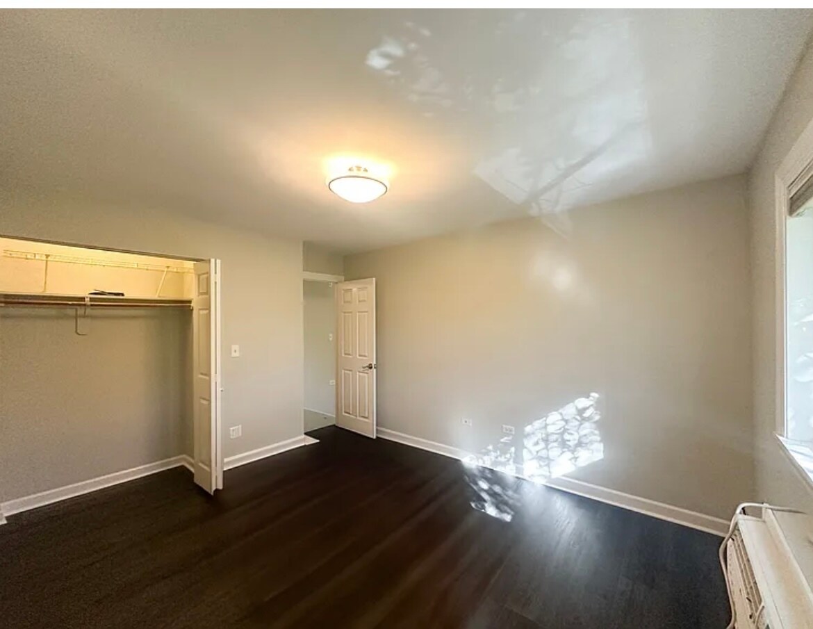 Building Photo - 900 W Fullerton Ave