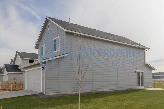 Building Photo - 3 Bed 2 1/2 Bath