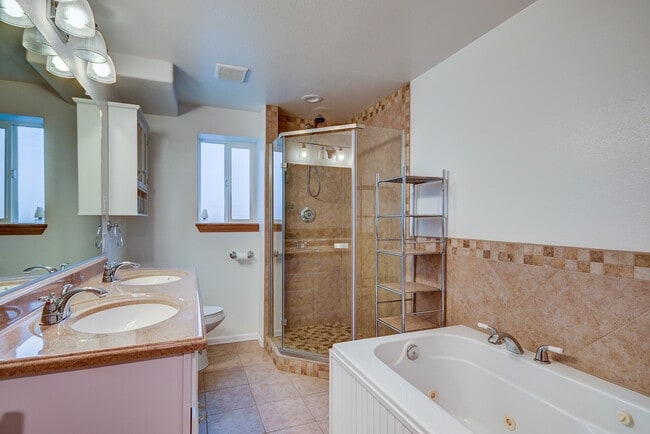 Building Photo - 4 Bed 2 bath Home in the Heart of Oak Harbor