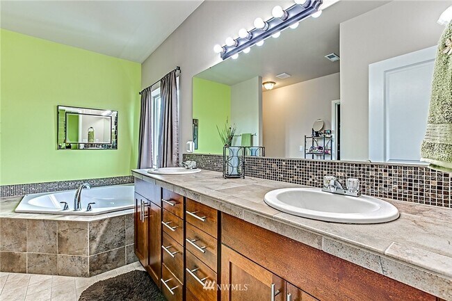 Building Photo - Beautiful Lakeland Hills Townhouse