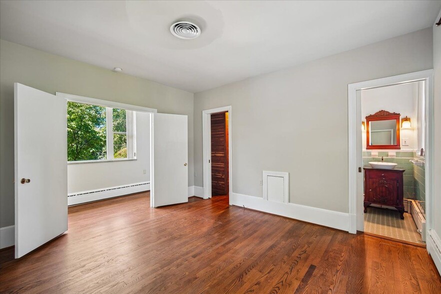 Building Photo - 8106 W Boulevard Dr