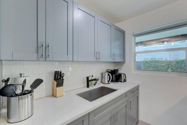 Building Photo - 820 NE 14th Ave