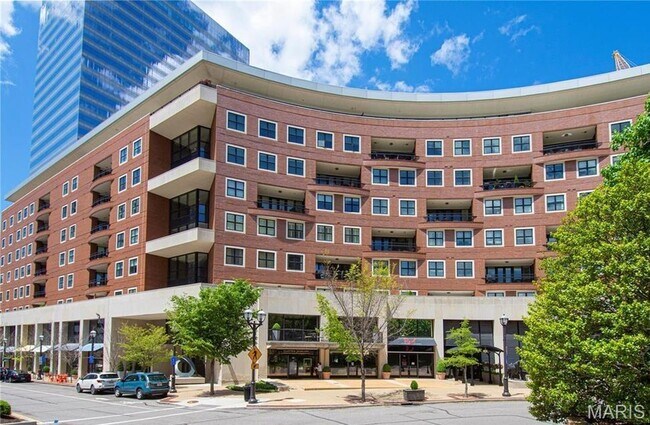 Building Photo - 155 Carondelet Plaza