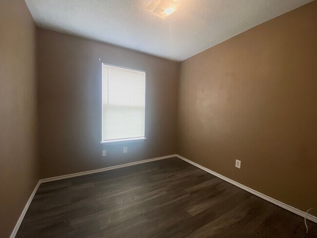 Building Photo - 3 bed 1.5 bath now available.