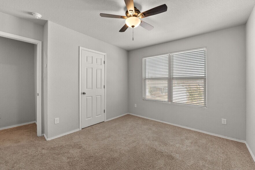 Building Photo - 3452 Redbud Grv