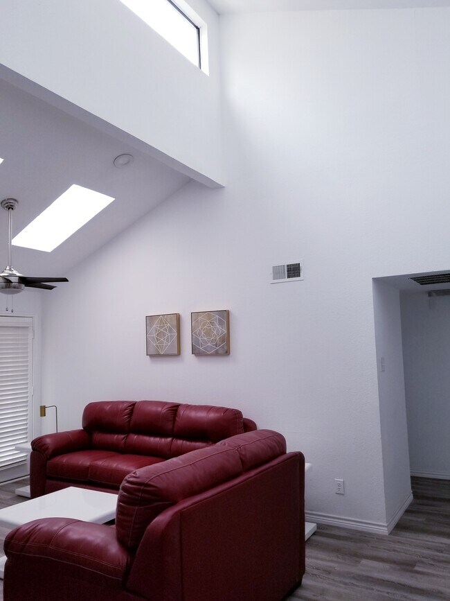 Building Photo - 5750 Phoenix Dr