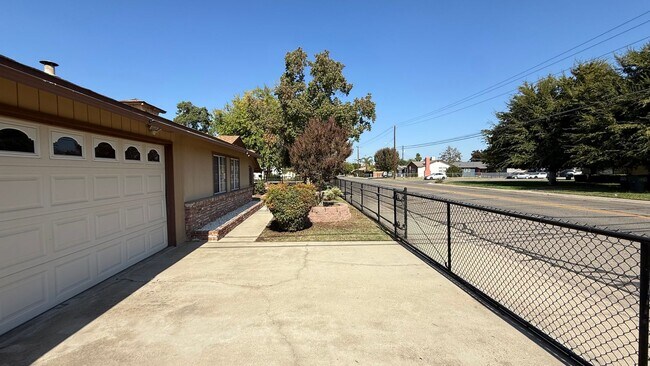 Building Photo - ***JUST REDUCED!!!*** 5-Bedroom Family Home with Large Yard & Prime Location in Visalia