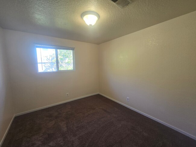 Building Photo - Price reduced! Pet-friendly and updated 3BR/1BA Eureka home
