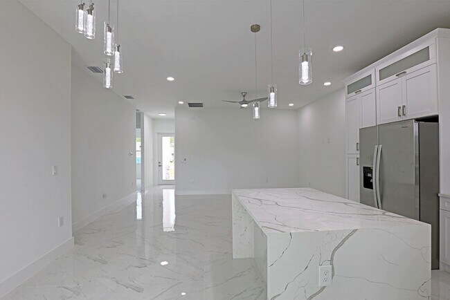 Building Photo - Duplex-929 Eisenhower Blvd Lehigh Acres, F...