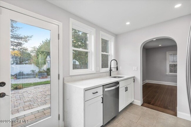 Building Photo - 14 Prospect Ave N