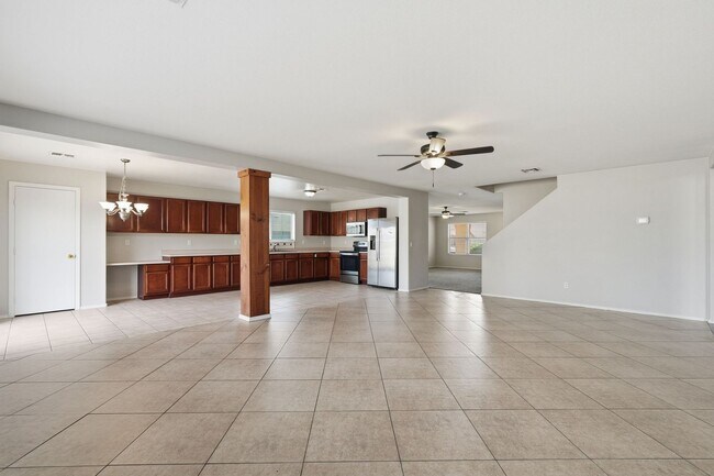 Building Photo - HUGE 6 Bedroom Home - Westgate and Freeways Nearby!