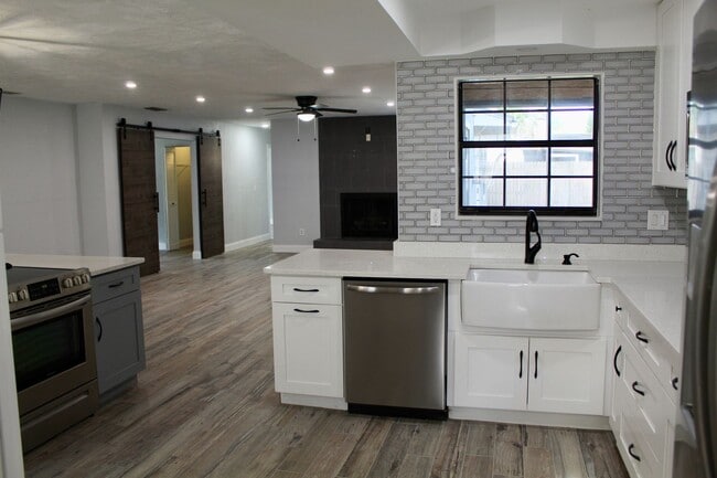 Building Photo - Port Orange Charming 5-Bedroom, 2-Bathroom...