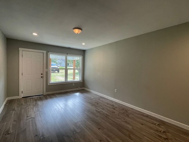 Building Photo - Beautiful 3 bedroom home available Early August!