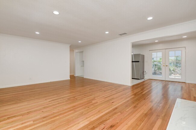 Building Photo - 3 Bedroom House in the Heart of Pacific Be...