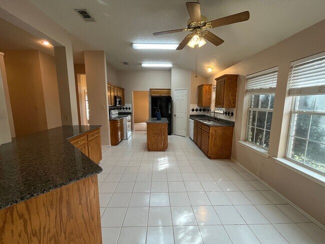 Building Photo - Large 4 Bedroom Home in Skipcha Mountain!