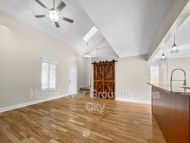 Building Photo - 304 NW 36th St Terrace