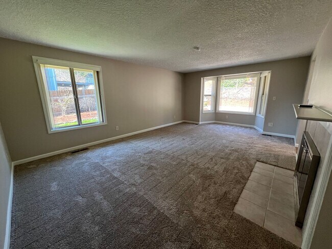 Building Photo - Beautiful Newly Renovated 3 Bedroom Home *1st Month FREE!!*