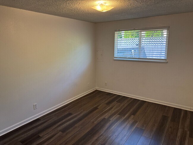 Building Photo - 2 bedroom 1 bath duplex with a garage!