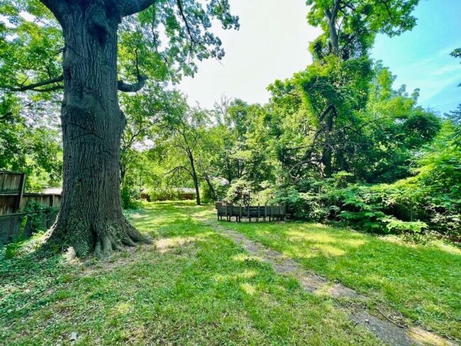 Building Photo - Charming 3 Bed unit on Tree-Lined Bishop S...