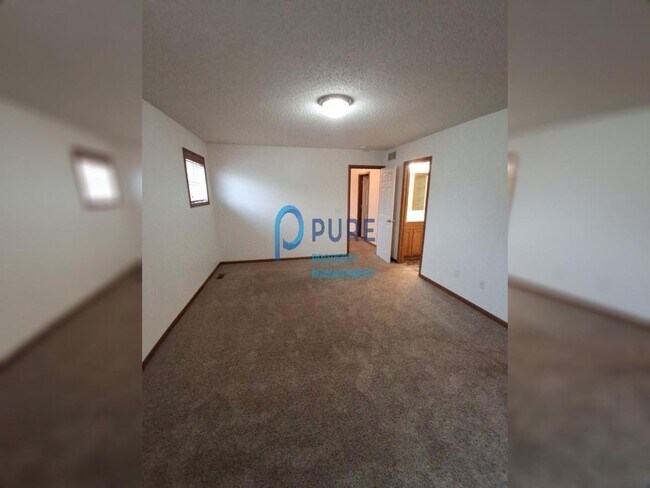 Building Photo - Warm and inviting Woodbury Townhouse! 3 br...