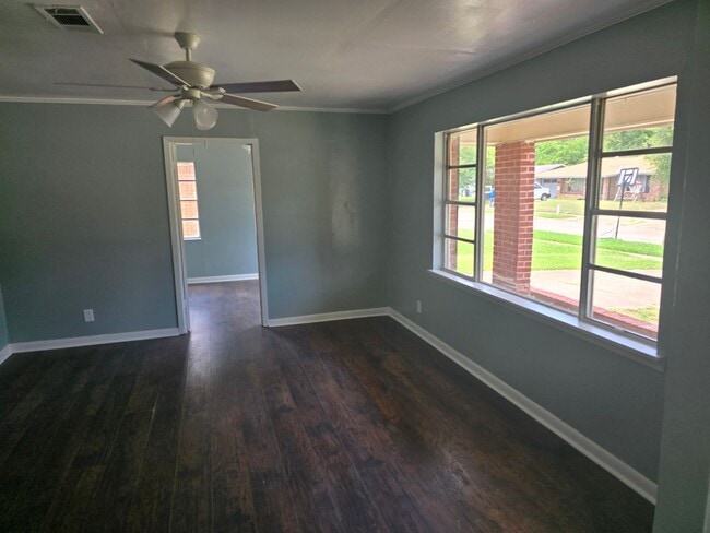 Building Photo - Spacious 4 bedroom/1 bath home with Centra...
