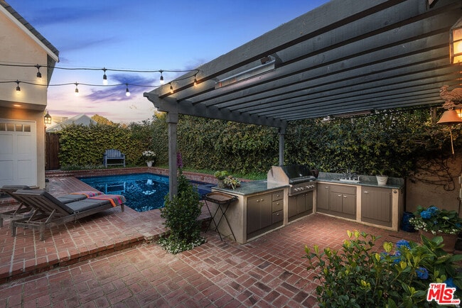 Building Photo - 427 12th St