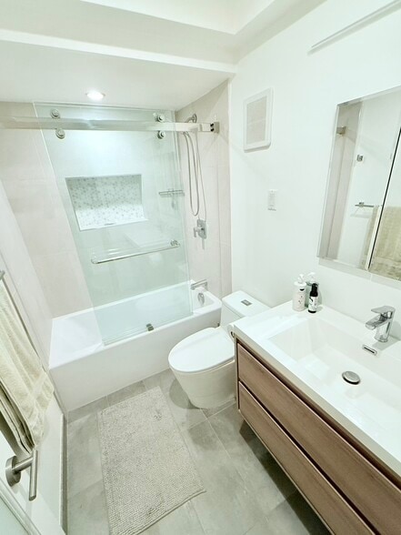 Main Bathroom - 4310 W Kling St