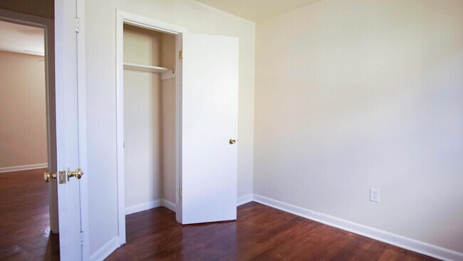 Building Photo - 1911 Lakeview Ave