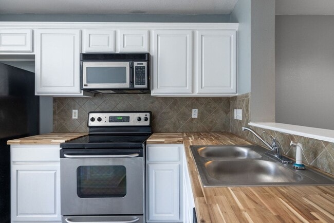 Building Photo - Carriage Place Square