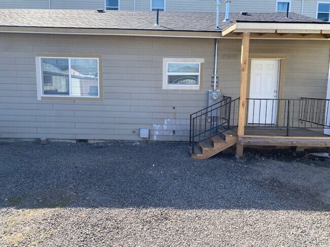 Building Photo - P0148 - 423 Berrydale***