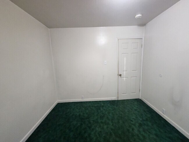 Building Photo - 3-bedroom 1 bath Single Level House