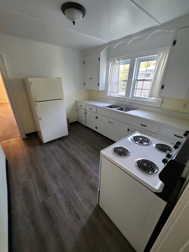 kitchen - 165 W 4th St