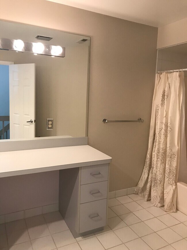 Building Photo - Solon 4 Bedroom Rental