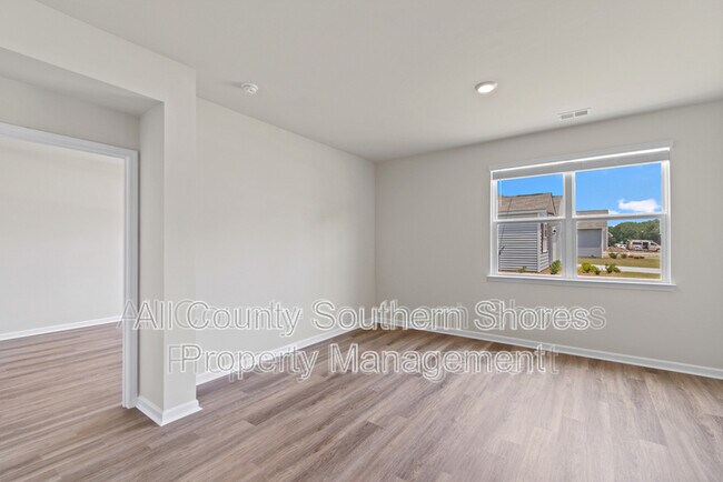 Building Photo - 215 Konik St