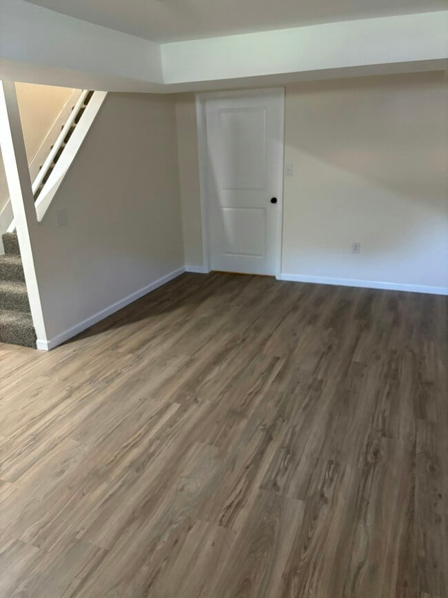 Building Photo - 307 Cobble Creek Curv