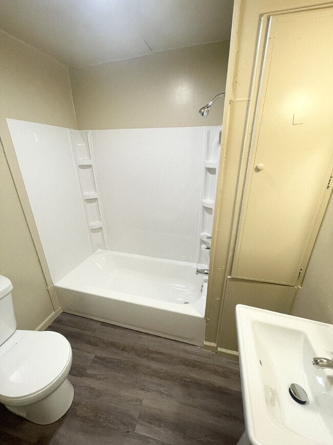 Building Photo - 2 Bedroom Home with gravel driveway for off-street parking