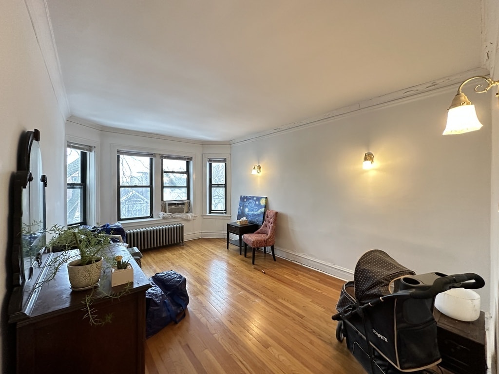 Building Photo - 1907 W Larchmont Ave